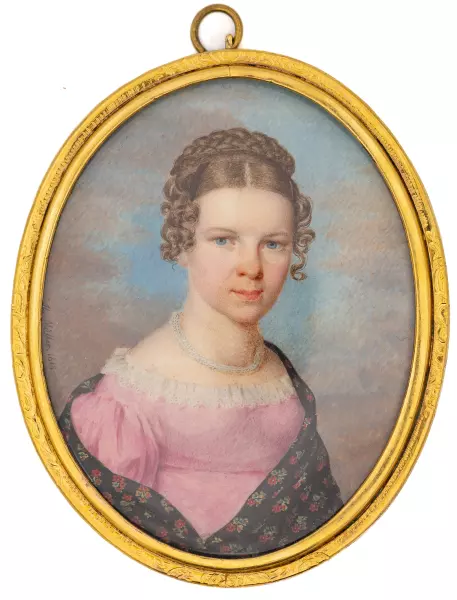 Portrait einer Dame in einem rosa Kleid und einem bestickten schwarzen Schal