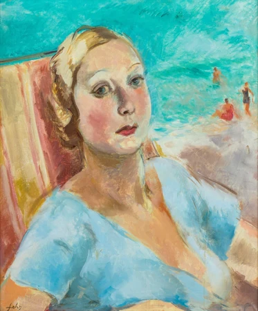 Jeune femme assise sur la plage