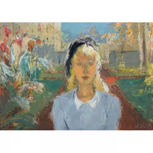 Porträt einer jungen Frau im Garten