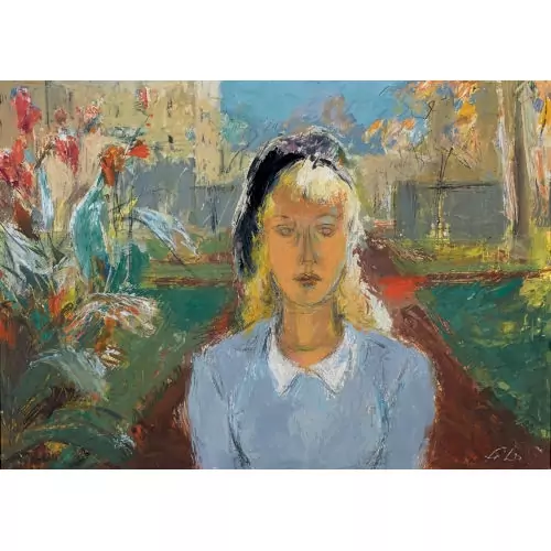 Porträt einer jungen Frau im Garten