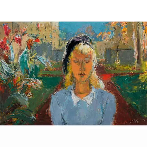 Porträt einer jungen Frau im Garten