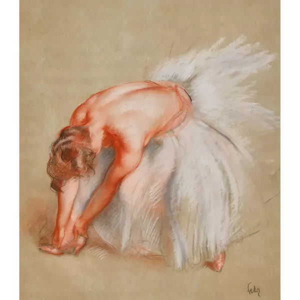 Femme à la robe blanche ajustant son escarpin