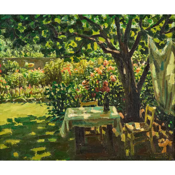 Sonniger Garten mit Tisch