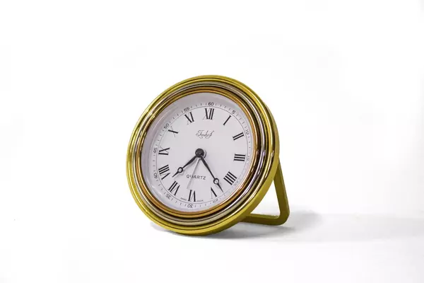 Imhof, pendulette de table ronde avec alarme — Genève Enchères