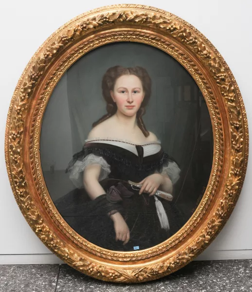 Philippe-Félix Dupuis — Portrait einer jungen Frau, in weinrotem Kleid mit weissen Tülleinsätzen und schwarzem Spitzenbesatz, einen Fächer in der Linken haltend