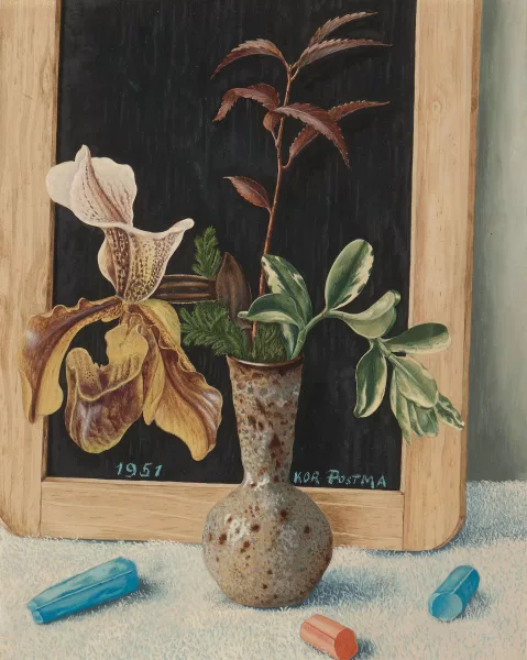 Kor Postma — Stillleben mit Schiefertafel, Kreide und Blumenvase