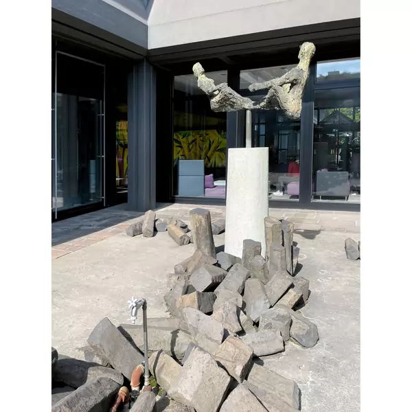Zwei Figuren im Gleichgewicht (Brunnenfiguren)
