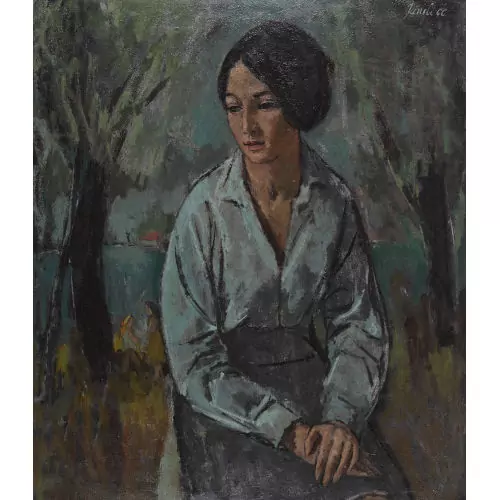 Sitzende Frau im Freien