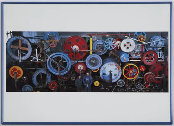 Jean Tinguely — Jean Tinguely devant une de ses machines