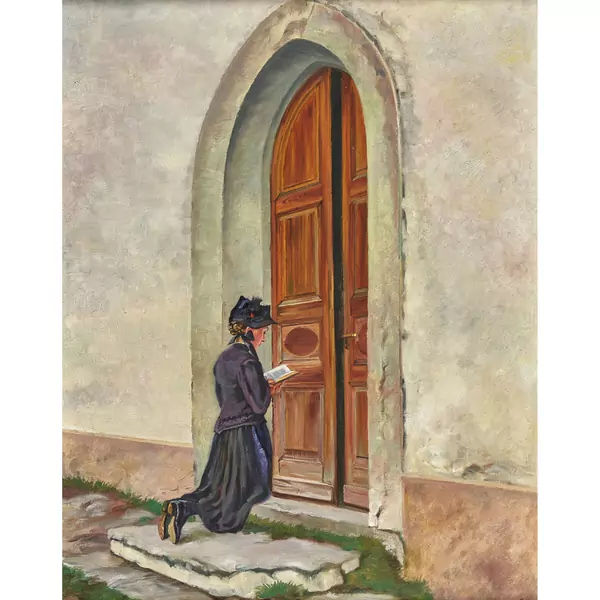 Betende Frau am Kirchenportal