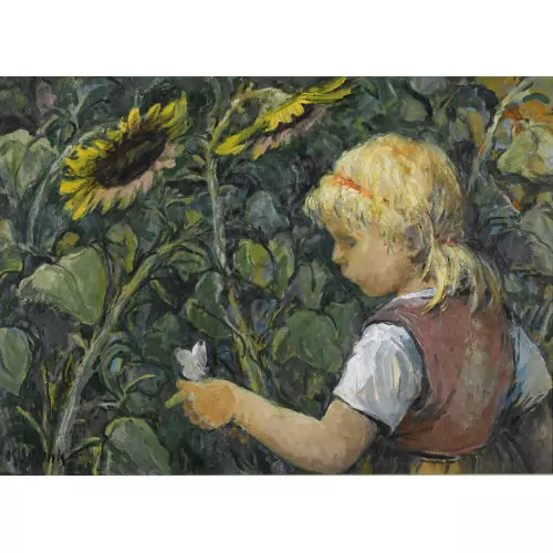 Mädchen mit Schmetterling im Sommerblumenfeld