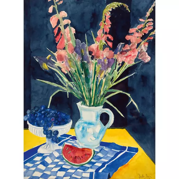 Tischstillleben mit Blumenstrauss, Trauben und Wassermelone