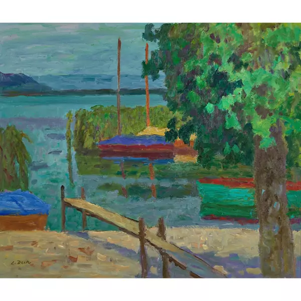 Ufer mit Holzsteg und Booten