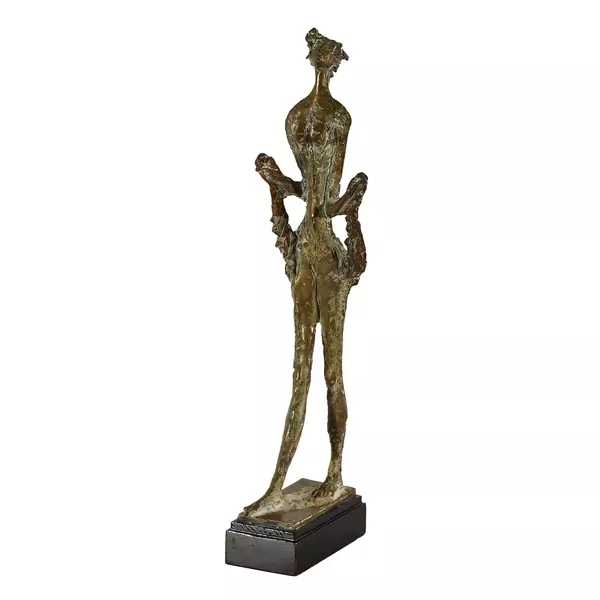 Stehende Frau mit Tuch