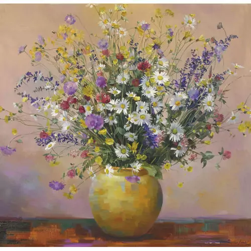 Wiesenblumen in gelber Vase
