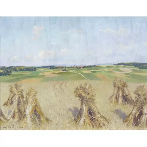 Weite Feldlandschaft mit Heuschobern