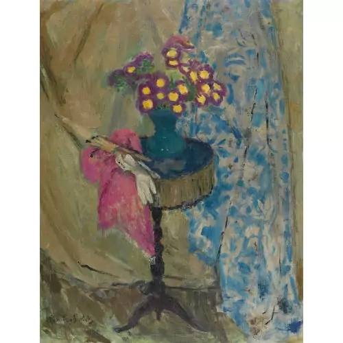 Interieur mit Tisch und Blumenbouquet
