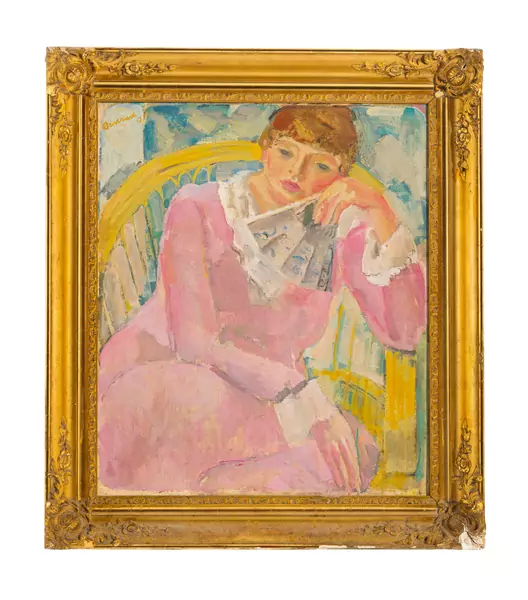 La femme en robe rose
