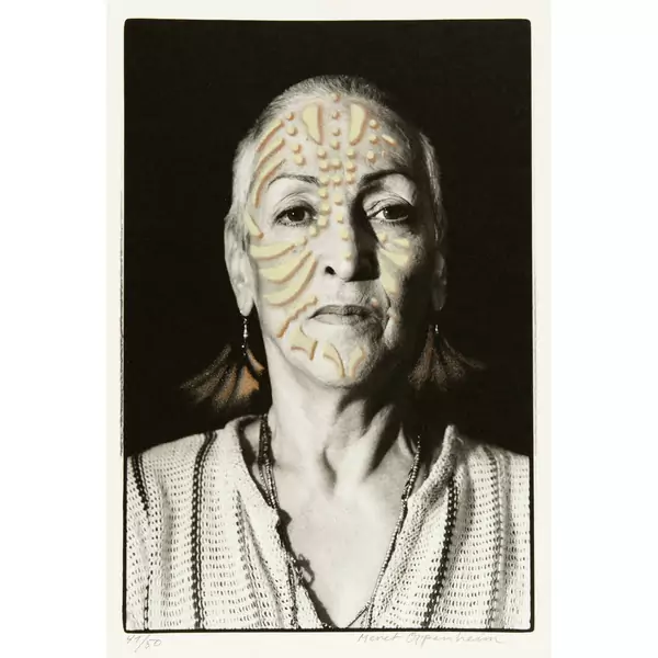 Meret Oppenheim — Portrait (Foto) mit Tätowierung — Galerie Kornfeld