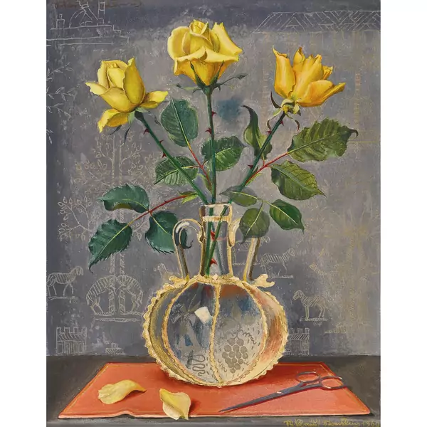 Stillleben mit gelben Rosen in Glasvase und Schere