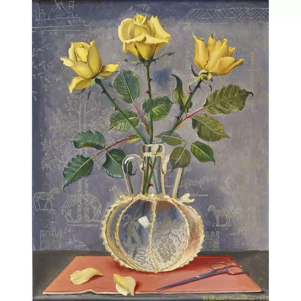Stillleben mit Schere und gelben Rosen in Glasvase