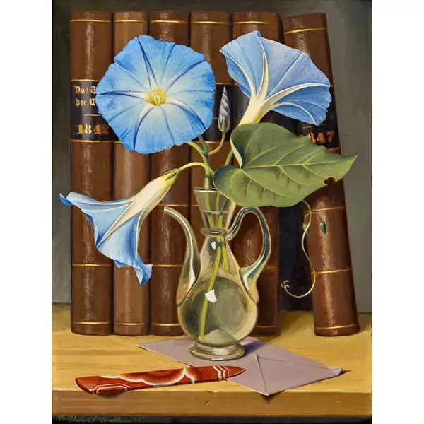 Stillleben mit himmelblauen Prunkwinden und Büchern