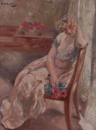 Femme assise au bouquet de roses