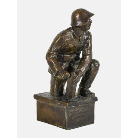 Soldat mit Artilleriegeschoss