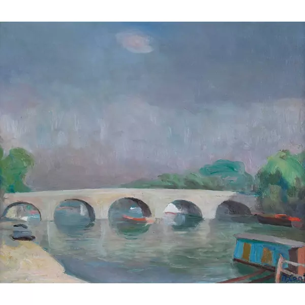 Sommerlicher Fluss mit Bogenbrücke