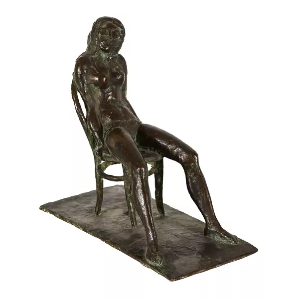 Sitzende Frau mit Bikini und Sonnenbrille