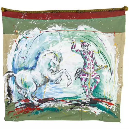Harlekin in der Manege mit steigendem Schimmel