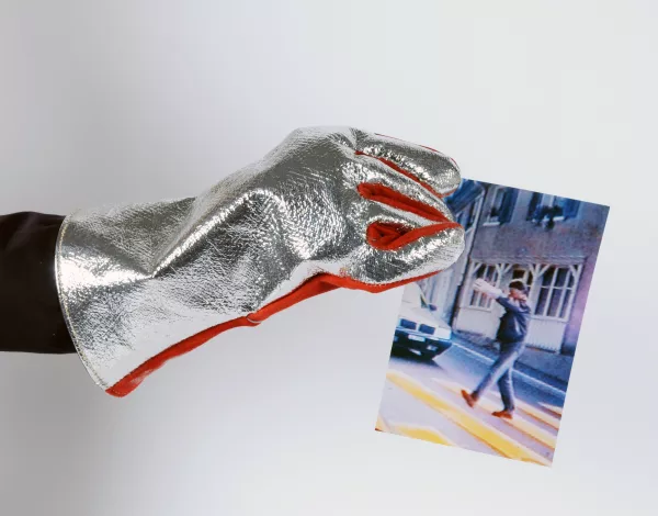 Roman Signer — Feuerwehrhandschuh mit Foto, 1996