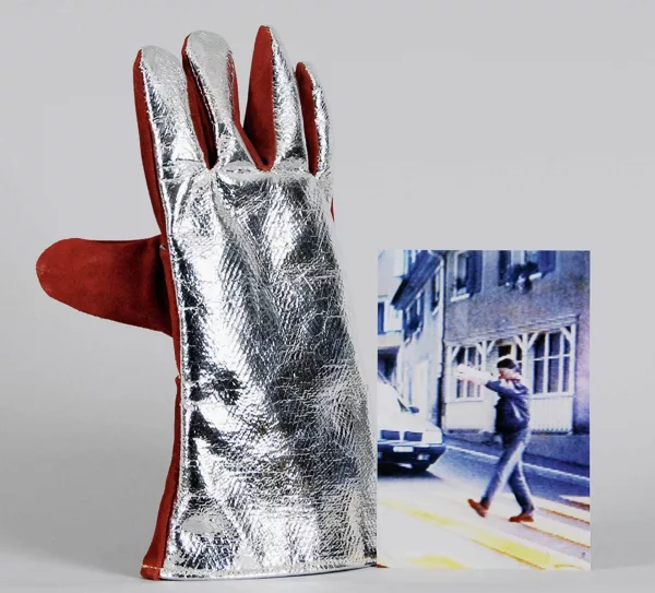 Roman Signer — Feuerwehrhandschuh mit Photo, 1995