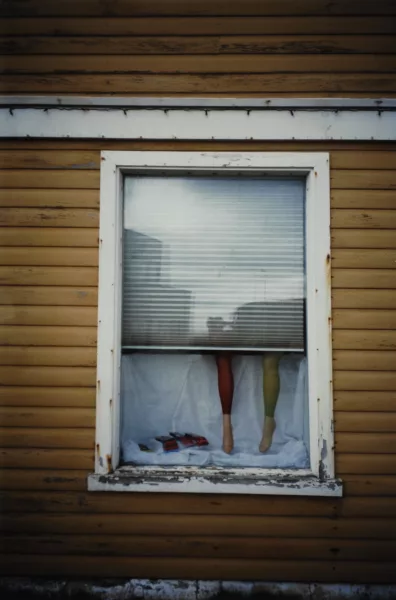 Roman Signer — Zwei Beine im Fenster