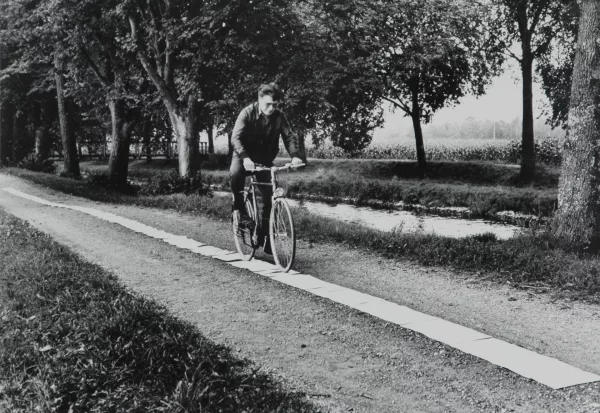 Roman Signer — Action avec une bicyclette et papier, 1991