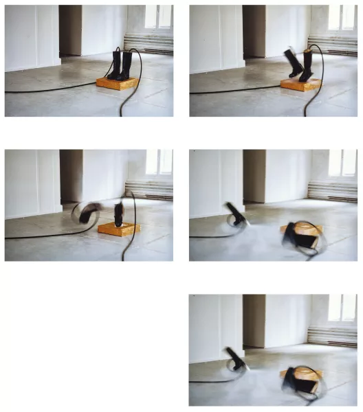 Roman Signer — 5 Fotografien: Stiefel, 1995