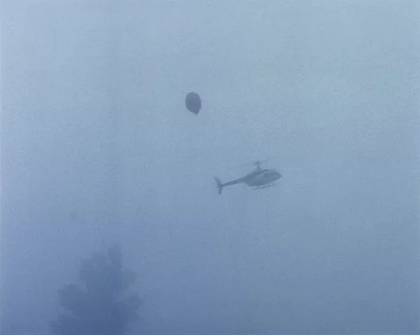 Roman Signer — Helikopter und Ballon, 2004