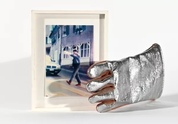 Roman Signer — Feuerwehrhandschuh mit Foto