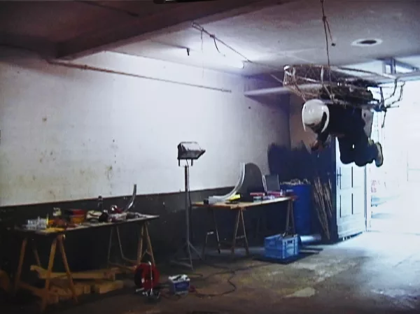 Roman Signer — Versuch in der Garage, 2004