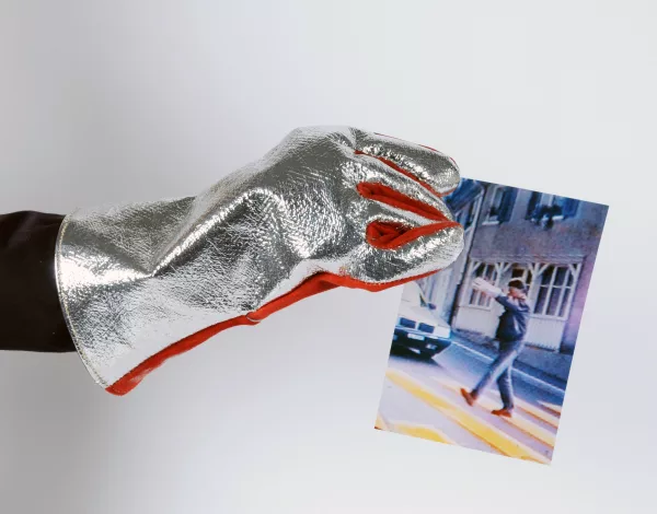 Roman Signer — Feuerwehrhandschuh mit Foto, 1995