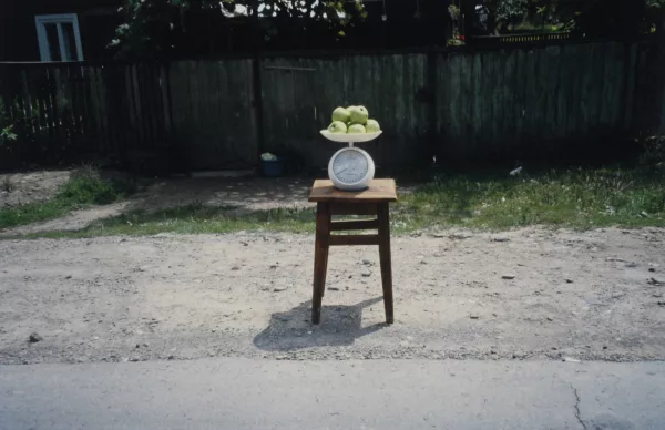 Roman Signer — Ohne Titel (Waage mit Äpfeln auf Hocker)