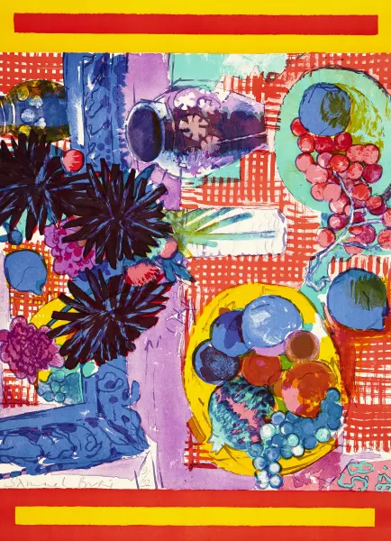 Tisch mit Blumen und Früchteschale