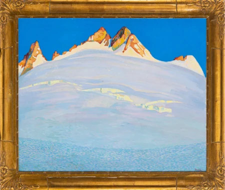 Verschneite Gebirsgkette vor tiefblauem Himmel
