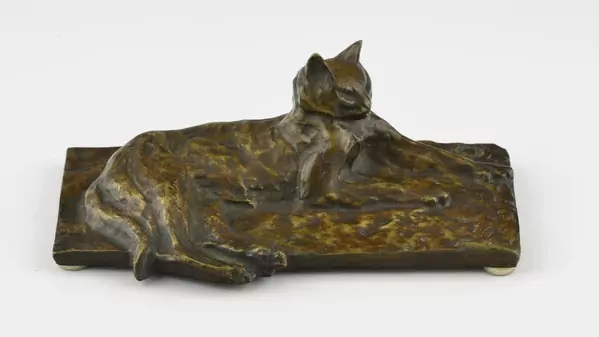 Théophile Alexandre Steinlen (1859-1923), Chat couché, sculpture en bronze doré, signée sur la terrasse, cachet de fondeur "cire perdue - Paris", 8x23x13 cm — Genève Enchères