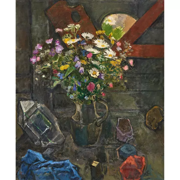 Stillleben mit Malerpalette und Wiesenblumen im Krug