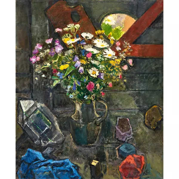 Stillleben mit Malerpalette und Wiesenblumen im Krug