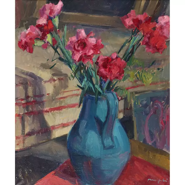 Rote Nelken in blauem Henkelkrug