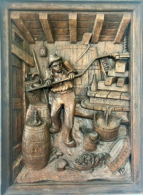 Le Maître de chai – Artiste non identifié — signé Ab – Sculpture & relief – 38 × 28 cm